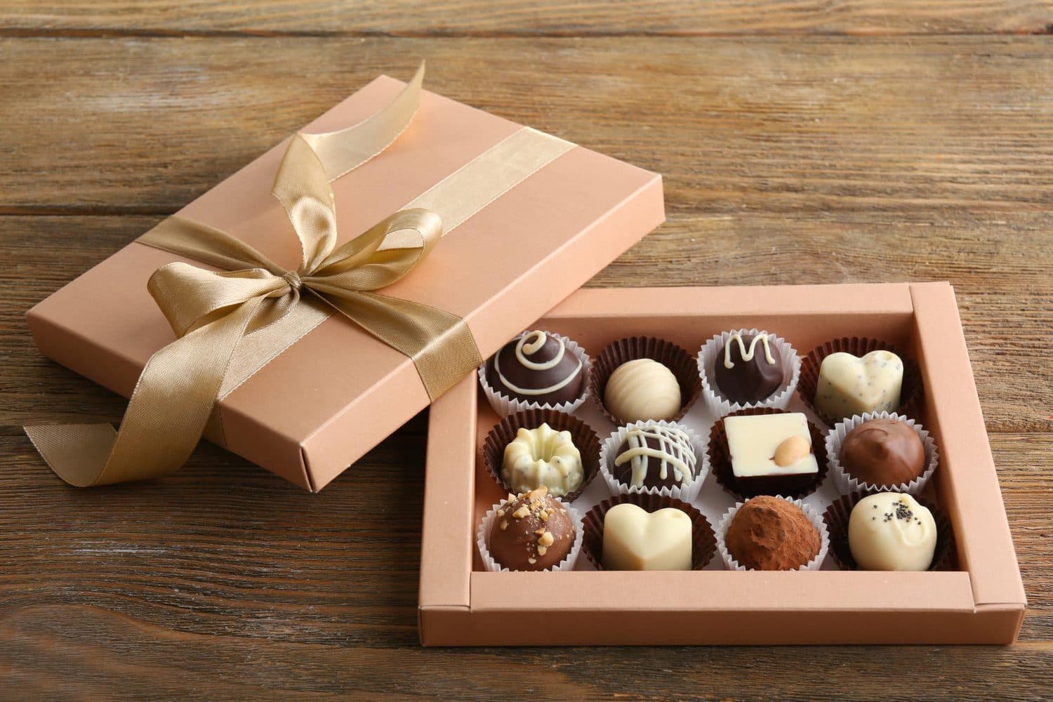 Gift box with a lid for chocolates and bakes