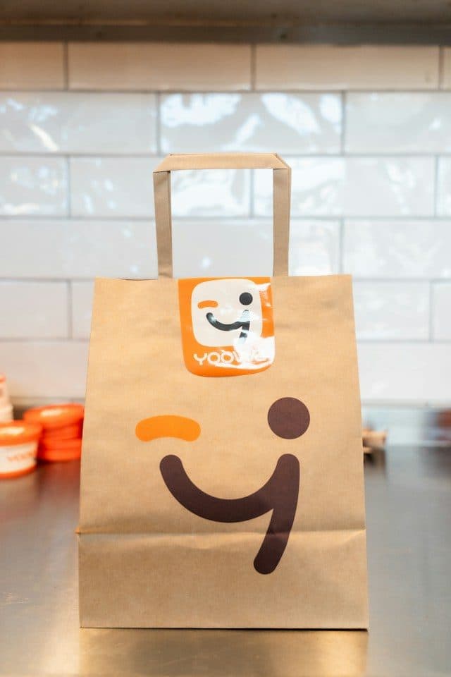 Printed kraft takeaway bag with flat handles